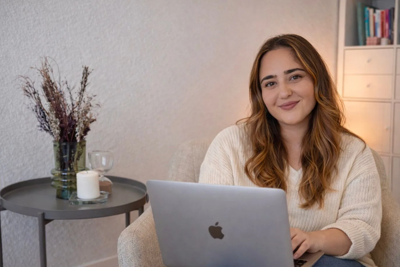 Marina González Pardo en sesión de psicología online por videollamada desde su consulta